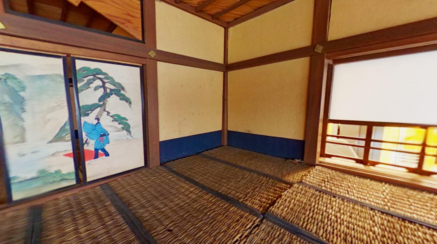 Rondkijken in een kamer op de eerste verdieping van het ‘heerenhuis’, een huismodel van 79×126×109,5 cm. De tatami matten op de vloer zijn ongeveer 16,5 centimeter lang.