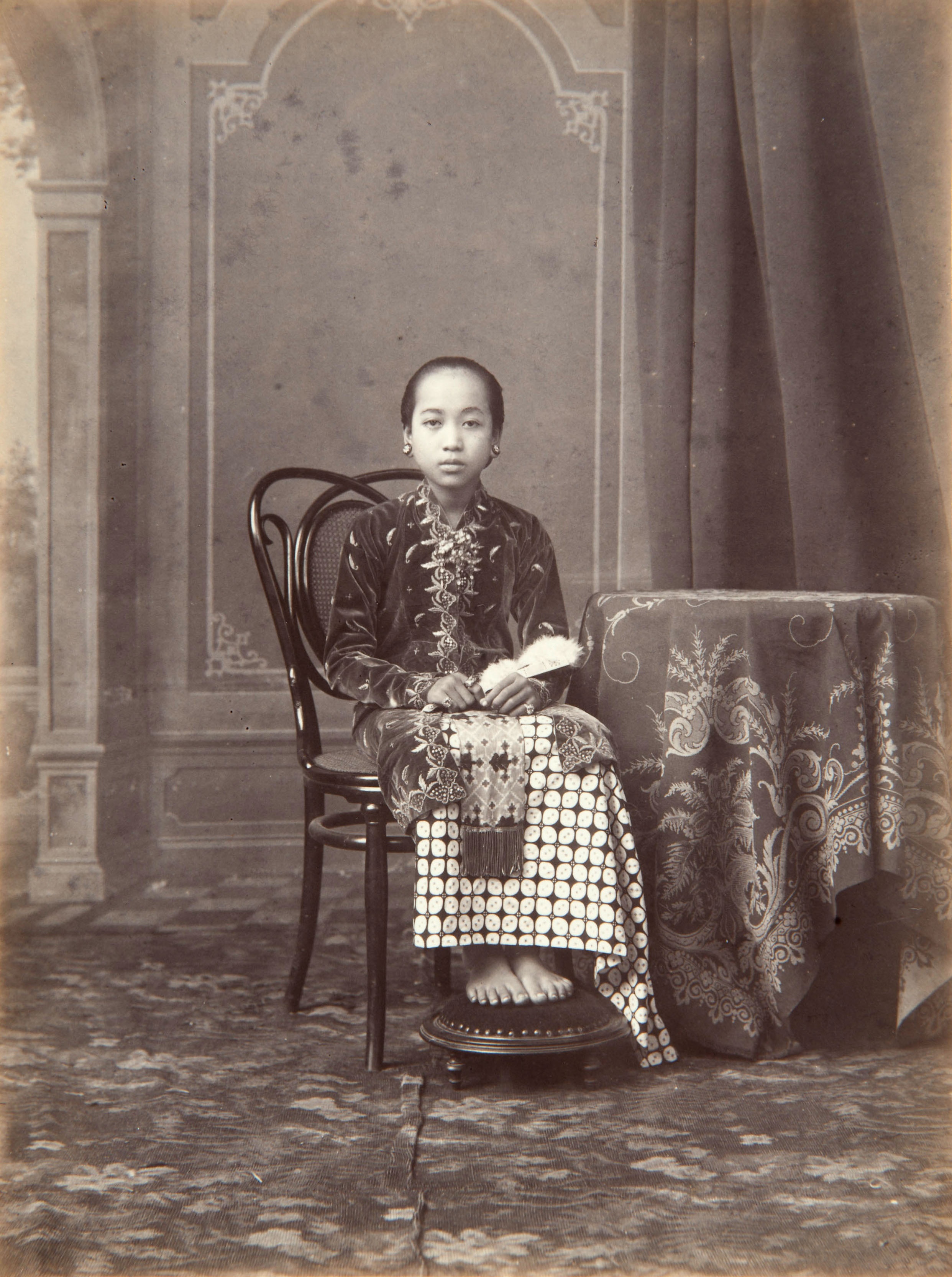 Studioportret van Gusti Raden Ayu Sekar Kedaton, dochter van Hamengku Buwono VII, de sultan van Yogyakarta. Zij draagt een kokerrok met kawung motief. Fotograaf: Kassian Céphas, 1880-1891. (TM-60001466)