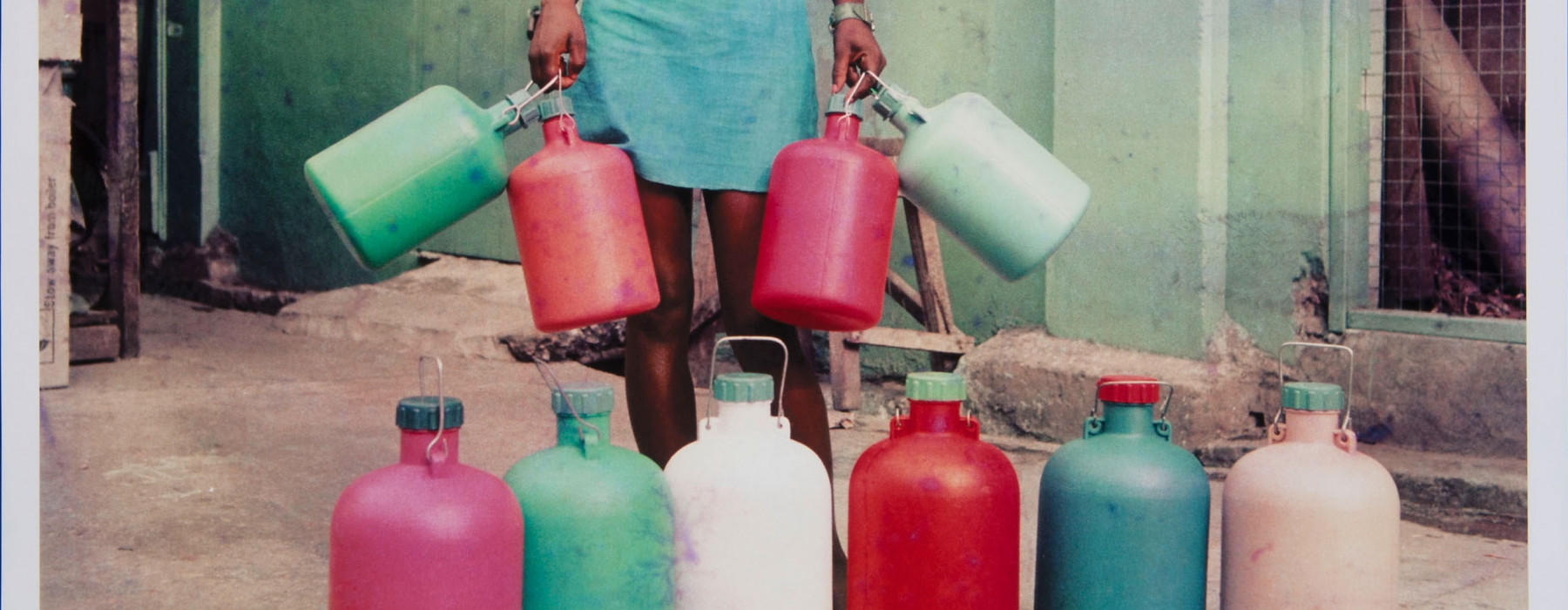 vrouw-met-gekleurde-plastic-flessen