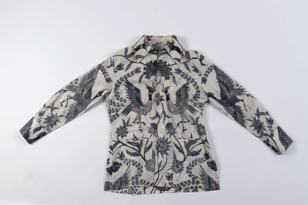 Shirt voor een man, met zonnebloemen en paradijsvogels, Jakarta (West-Java), ca. 1975. Met een waspen gemaakt door Iwan Tirta. (WM-71500)