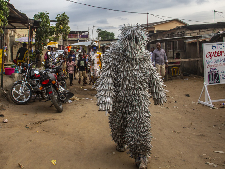 Flory Sinanduku performt SANTE PUBLIC, in plastic spuiten-pak in Kinshasa, Congo. Foto Azgard Itambo